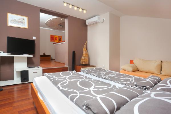 Apartment - double bed and TV